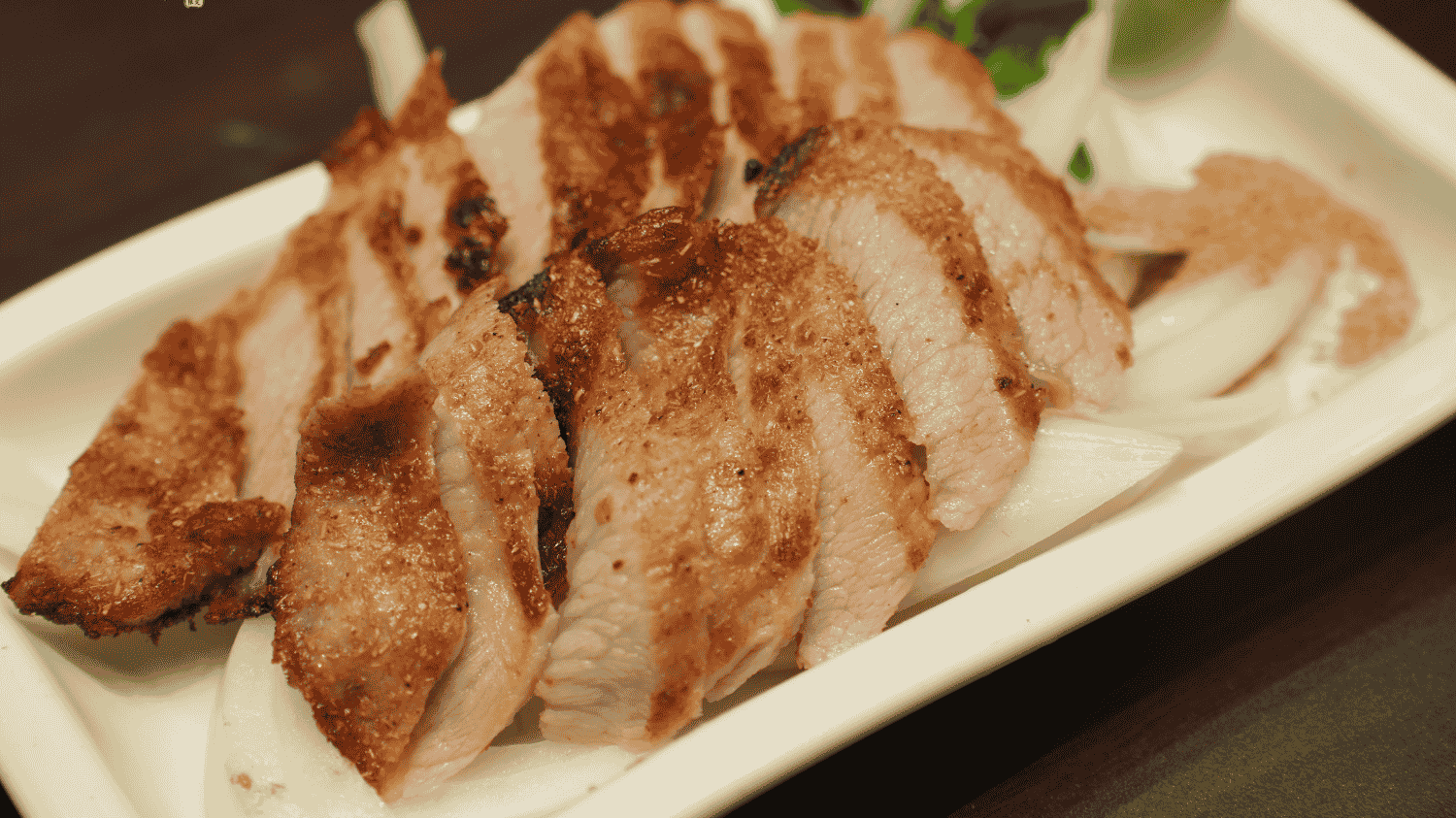 六少爺海鮮燒烤推出「烤松阪豬・黃金六兩肉」　炭火直烤、脆彈多汁，老饕必點的極品豬肉！