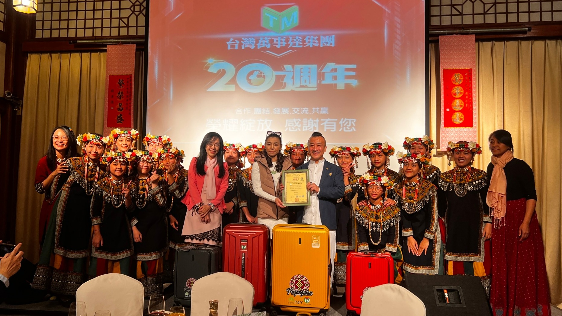 立委陳瑩 媒合業界 捐贈希望合唱團出國比賽行李箱