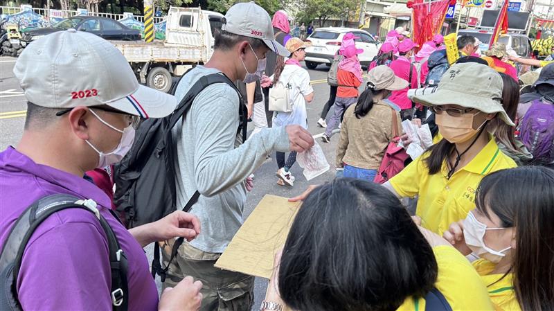大甲媽祖繞境 聽聞免費供應的餐食不足 登峰綠能集團慷慨解囊，贊助賜芋杯，奠安宮義子女共同擔任志工送愛心