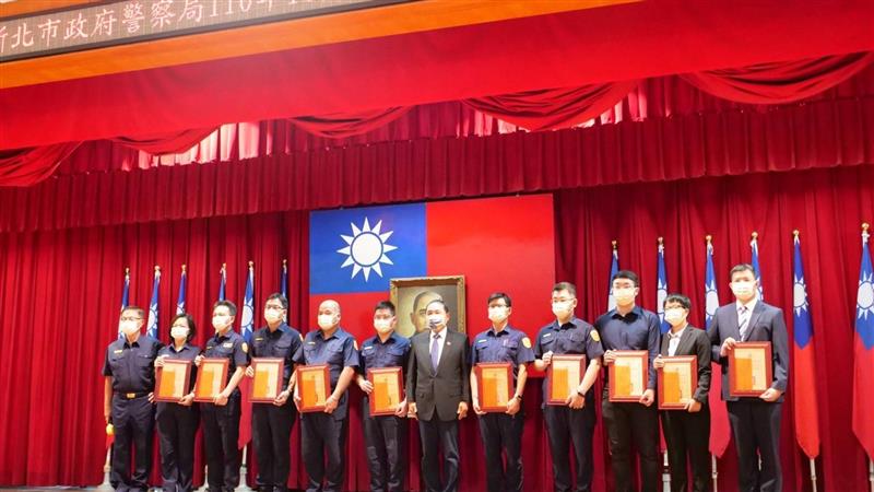 永不鬆手 治安防疫兼顧 市長侯友宜新北警局頒防疫楷模獎 !