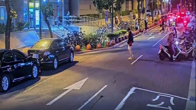 渾水摸魚？從警車後違規穿越車道仍遭發現開罰
