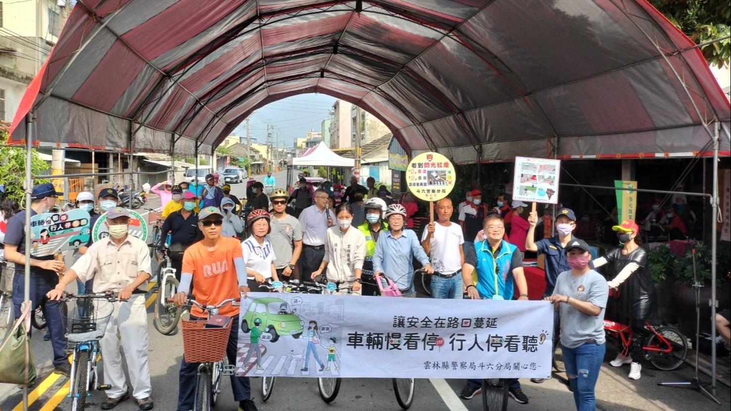 斗六警活動推廣自行車貼反光貼紙避危險 呼籲重視無號誌路口行車安全