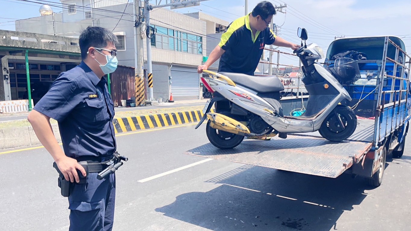 老翁機車故障舉步維艱 北港暖警迅速服務