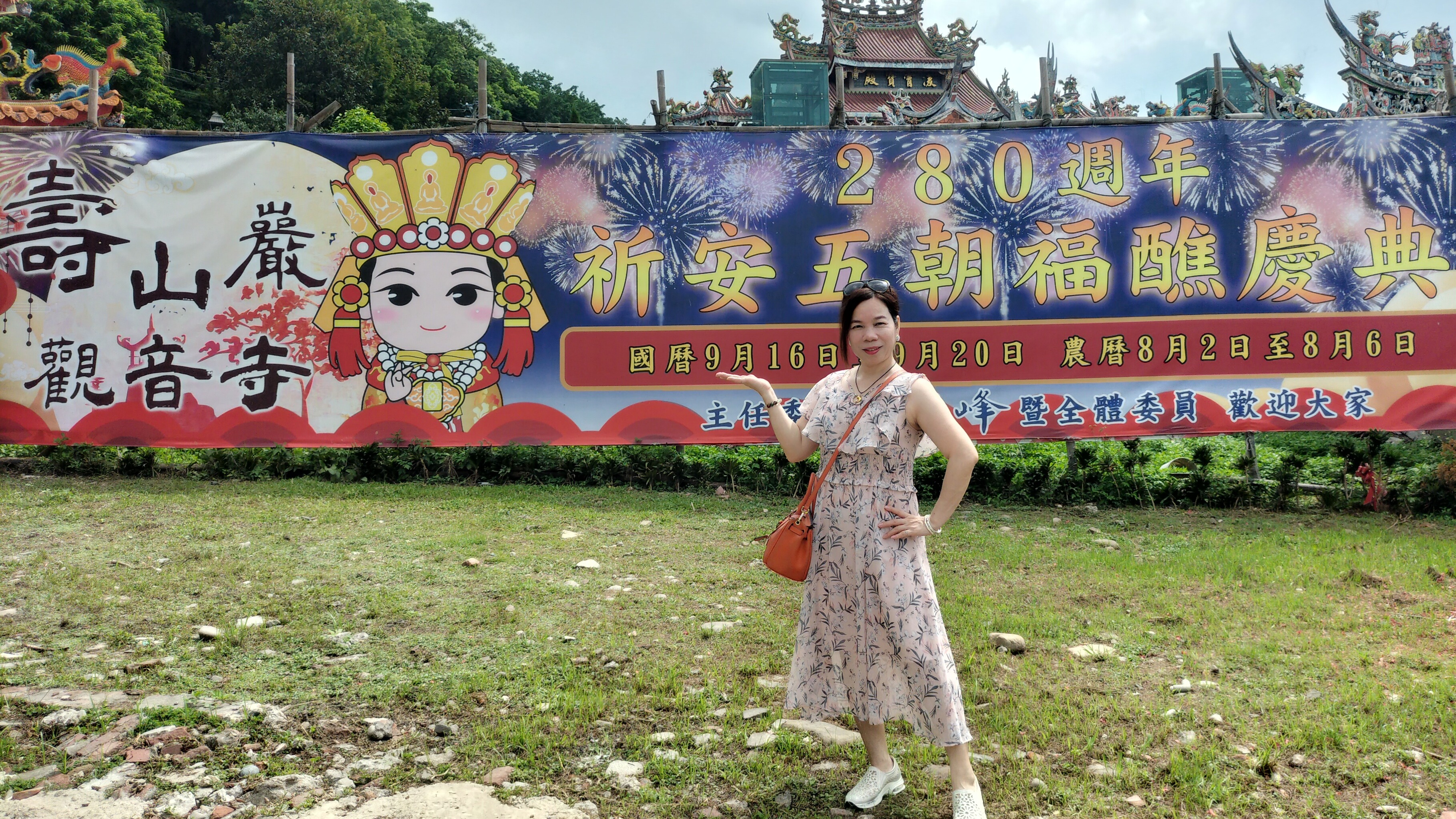 李麗虹老師與李麗卿總監，提前帶著可愛的媽媽一起來【壽山巖觀音寺】祝福觀世音菩薩生日快樂