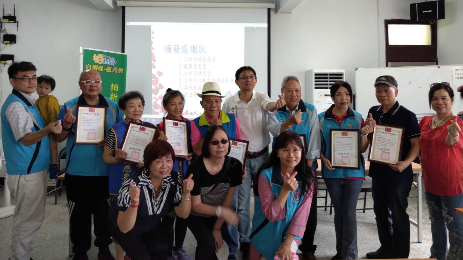深秋涼意關懷雙溪弱勢獨居邊緣戶 拍新聞慈善會-舉辦捐贈物資義剪活動