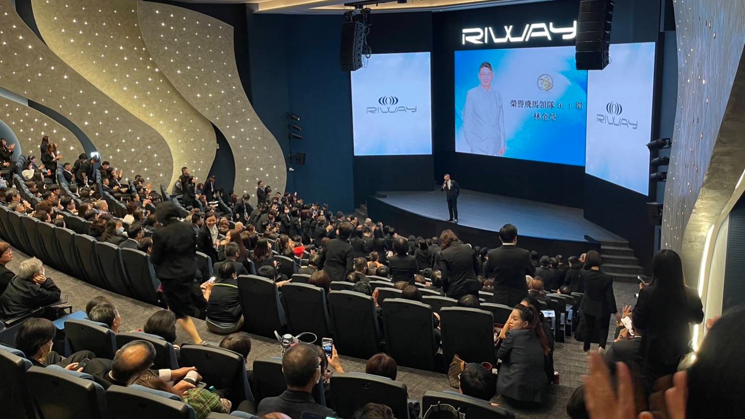 亞洲十大名師林金瑩於力匯林口總部開講，帶領RIWAY38菁英團隊走出國際，運用連鎖加盟總部系統，創造單年度超過100億營收