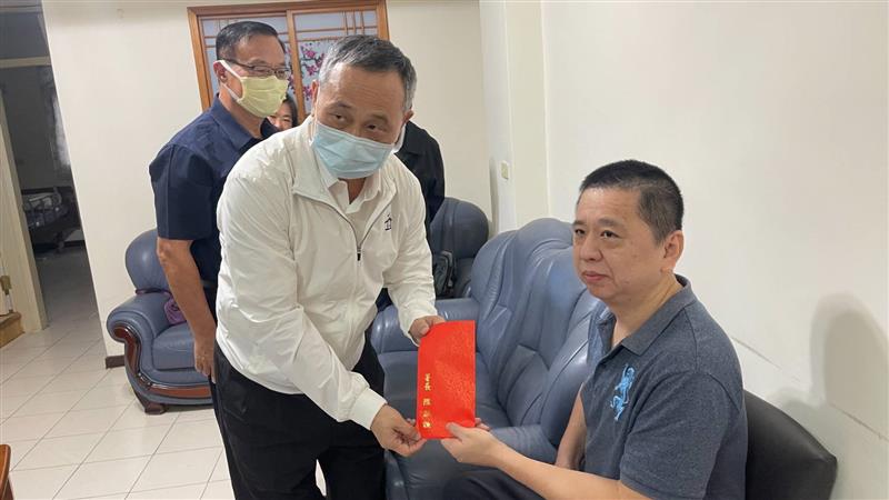 「你是我兄弟」署長慰問中風警所長 承諾照顧不停歇