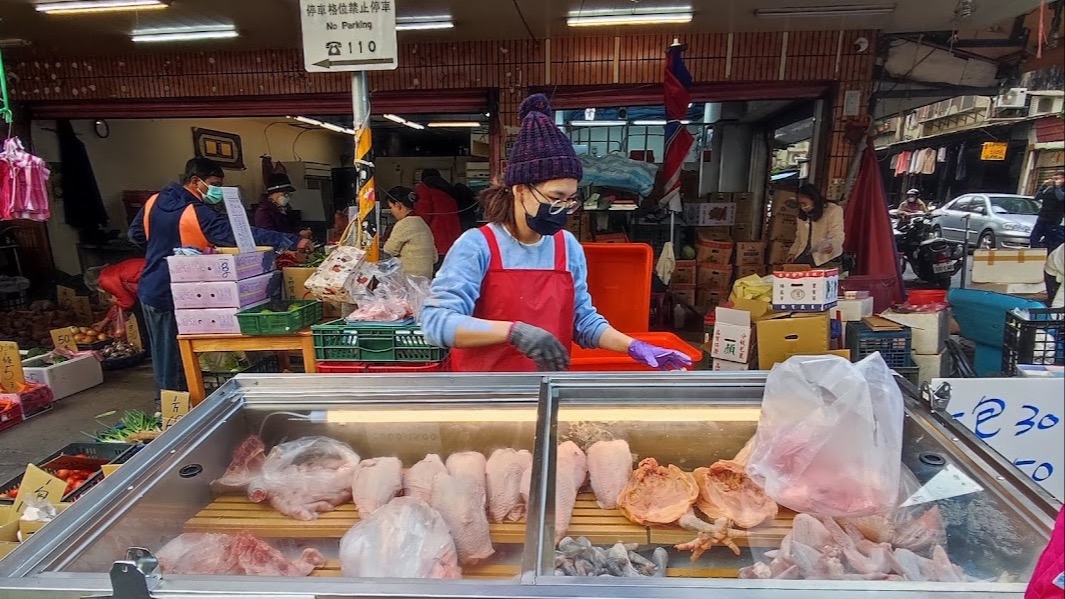 夫妻共創大嶺鮮雞雞肉批發事業，成為台北濱江市場最獨特的一對商業夫妻
