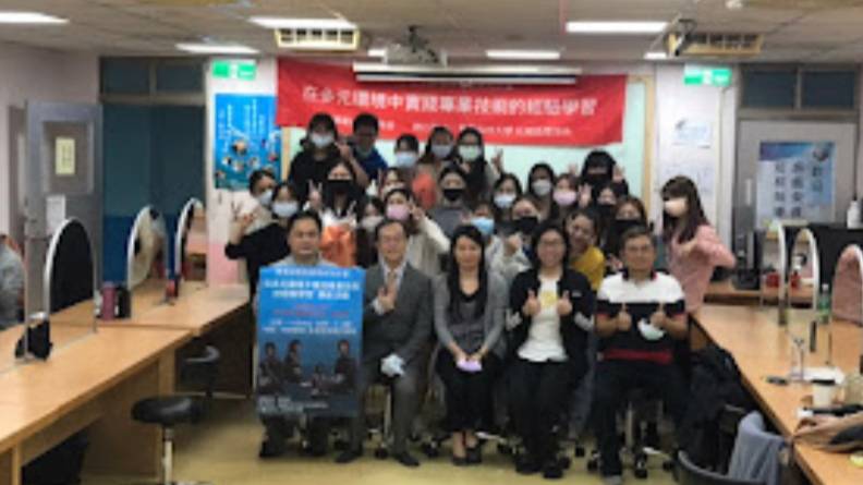 《斯卡羅》影劇造型名師 華夏科技大學示範年代彩妝