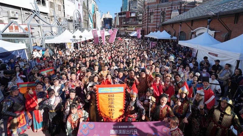 穿越古今秀!千人漢服出行日 規模歷年之最