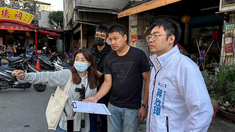建議重新制定道路設計規範，並強制保留行人安全通行空間，以推動交通出行革新。新莊區立委候選人蔣欣璋日前提出，改善交通出行方式的政見。