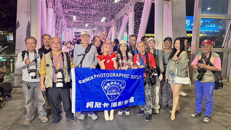 柯尼卡攝影學會板橋耶誕城舉辦聖誕裝快閃團