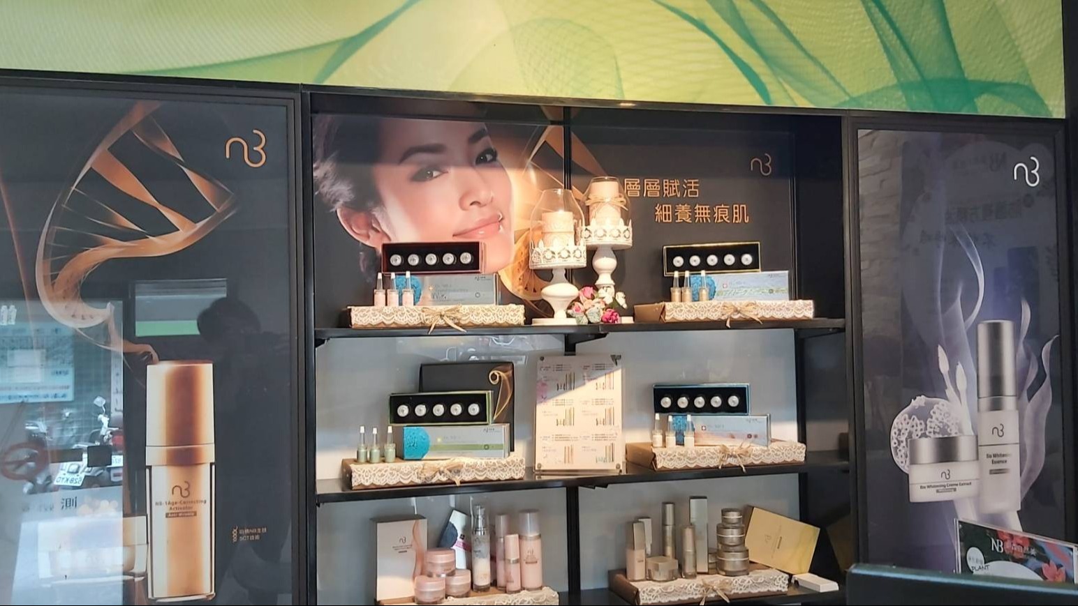 東森自然美松山旗艦店林麗玉老師的藝術美學人生，超過30年的專業美容護理經驗，讓您美麗自然綻放，並利用業餘時間製作出絕美的手工藝品