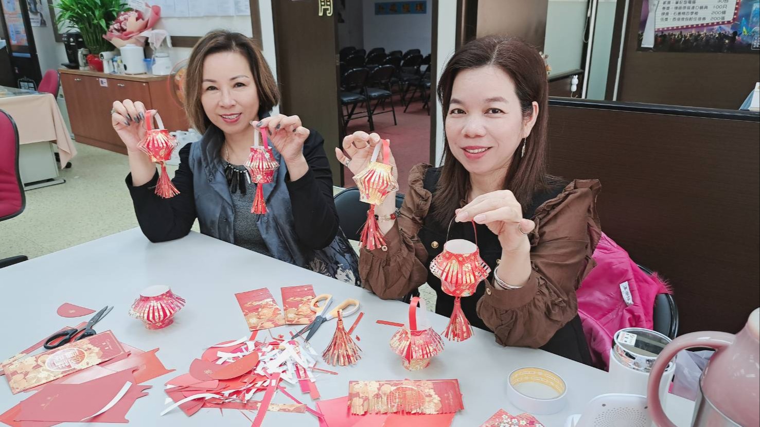 【聖恩桃園】‌‌‌過年快到了美琴總監帶領姊妹們一起除舊佈新將公司佈置的喜氣洋洋