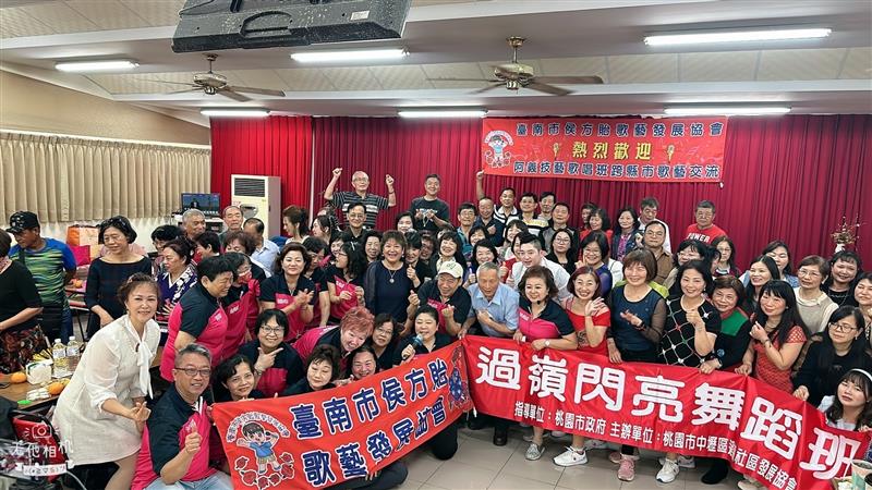 台南市侯方貽歌藝發展協會與桃園阿義技藝歌唱班熱鬧交流