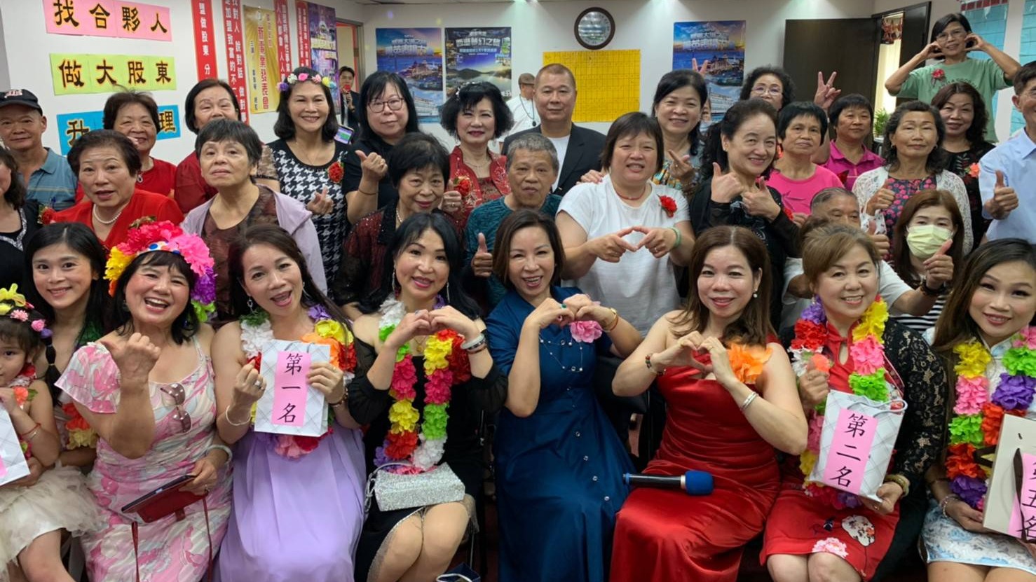 「聖恩桃園慶祝母親節」壓軸活動漂亮媽咪大走秀，美琴總監親致大禮與蛋糕歡慶