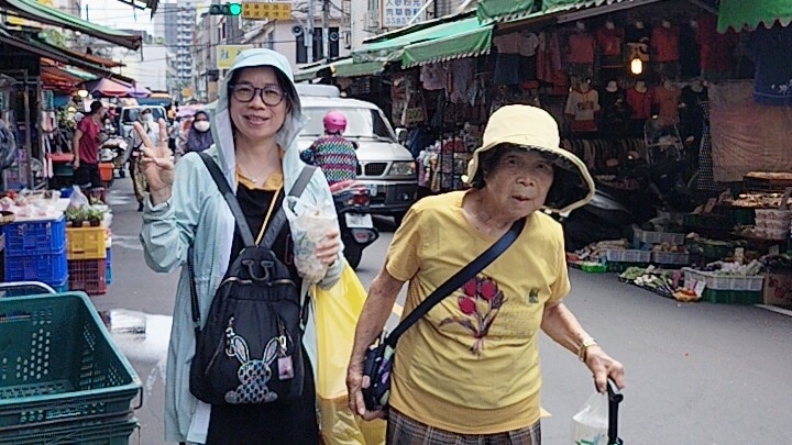 快樂姊妹倆陪媽媽去龜山后街市場逛逛，滿足她想要買的東西