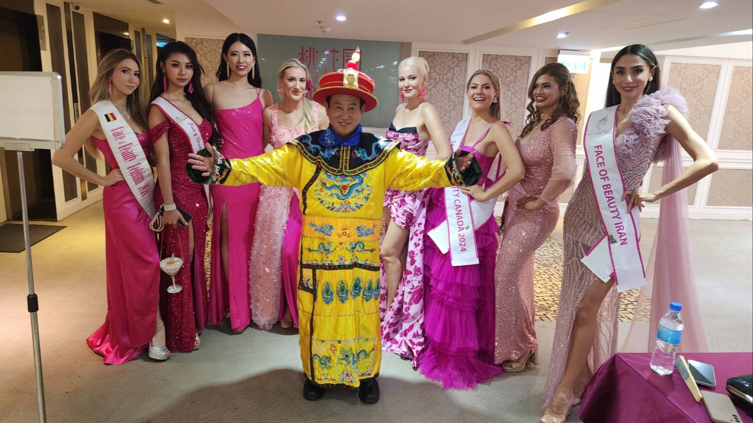 皇帝出征併觀光邀請世界美顏小姐台灣萬里長城拍照打卡當網紅，台灣萬里長城，電影老街龍門客棧走秀，品嚐御膳房蓮子大餐來自近50個國家的選美佳麗將齊聚一堂