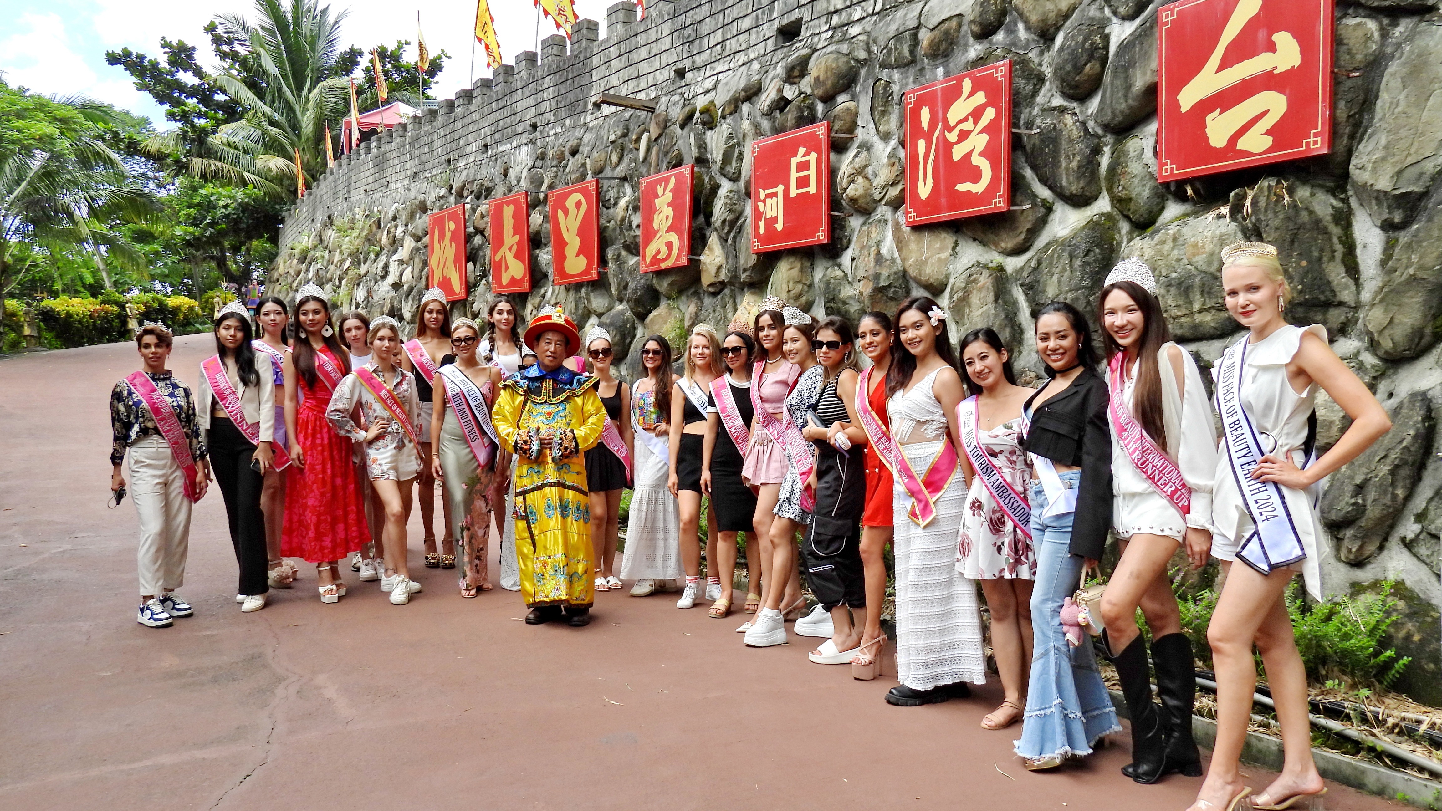 雙十國慶免費入園！白河萬里長城邀您打卡揚名，凡名字中含有「國慶」或「雙十」的遊客，憑身分證即可免費入園，如前立委林國慶或職棒明星高國慶，這是一個不容錯過的優惠！