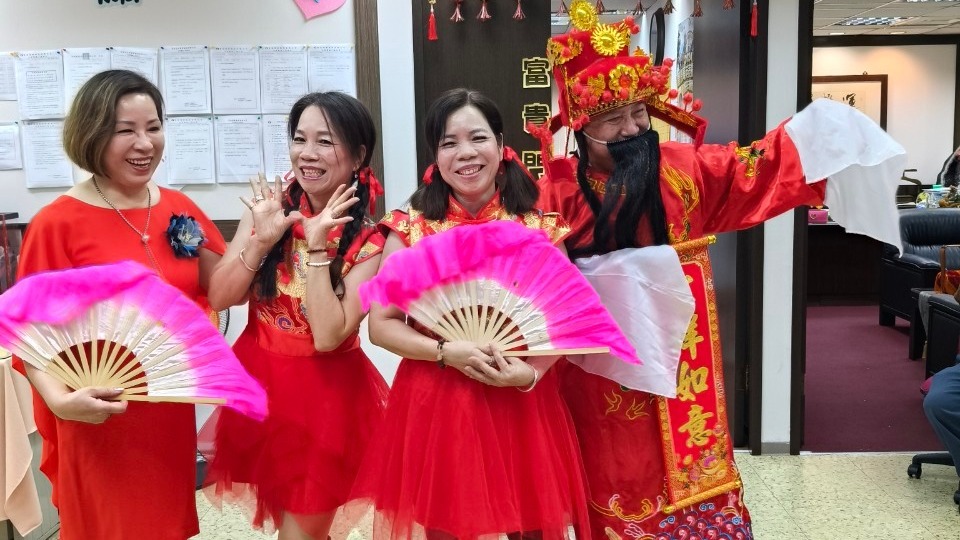 初五開工日聖恩桃園行政中心~迎財神領紅包欣賞精彩表演還有喝春酒，股東們歡樂齊聚一堂業績強強滾