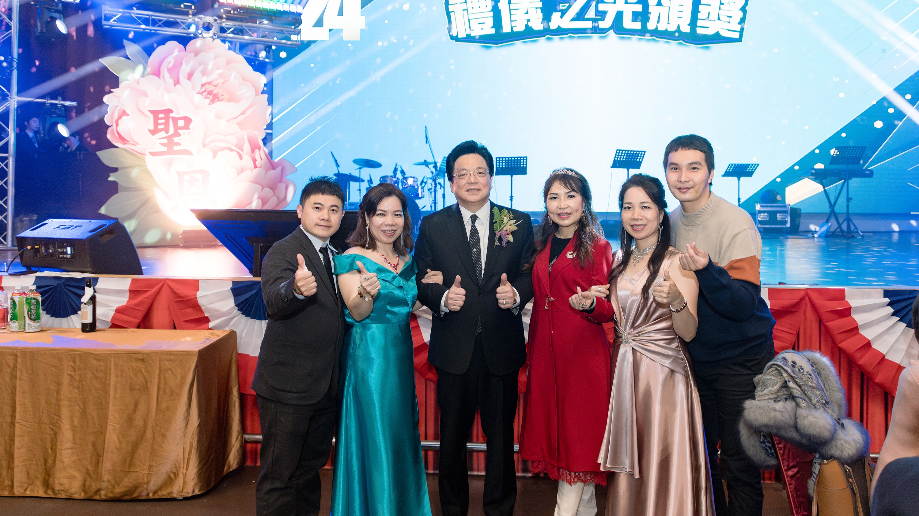 【聖恩集團】‌2025/ 1/24精英表揚大會暨旺年晚會~李麗卿總監開心帶領股東們盛裝打扮參加盛會