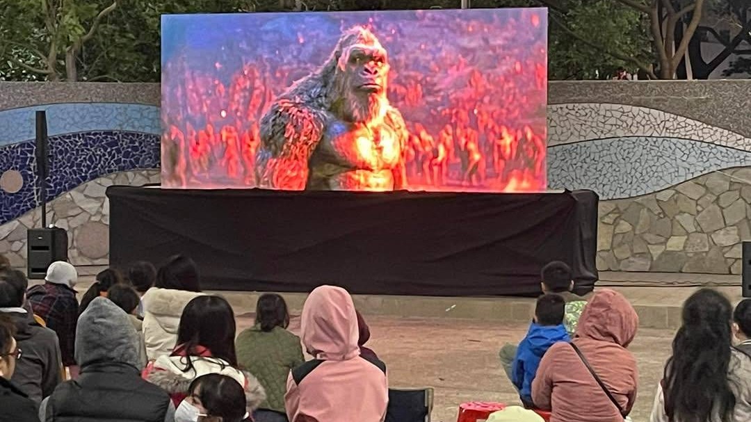 陸光新城歡樂兒童節~ 戶外看電影了還有魔術表演.免費的爆米花..咖啡.奶茶.薑茶太幸福啦!