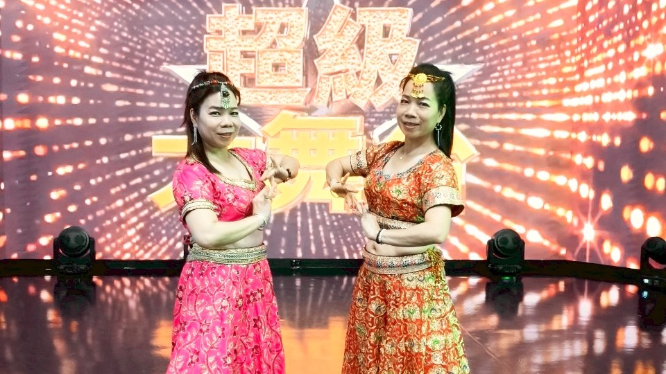 雙株姐妹花李麗虹老師李麗卿總監與學生們參加超級大舞台現場直播錄影開心體驗~