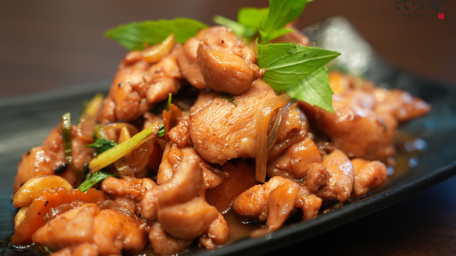 「三杯雞腿肉」是六少爺最具代表性的台味熱炒之一，無論家庭聚餐、朋友小酌或旅遊用餐，都是最安全、也最受歡迎的選擇。