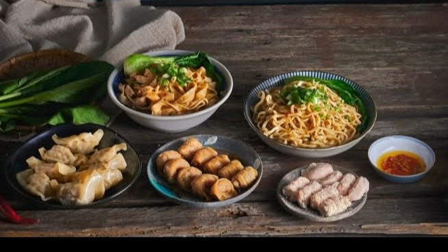 「陳家汕頭意麵」是台南府城極具代表性的 70 年老字號麵店，目前由第二代經營，曾榮獲《500 碗》全台小吃指南推薦。