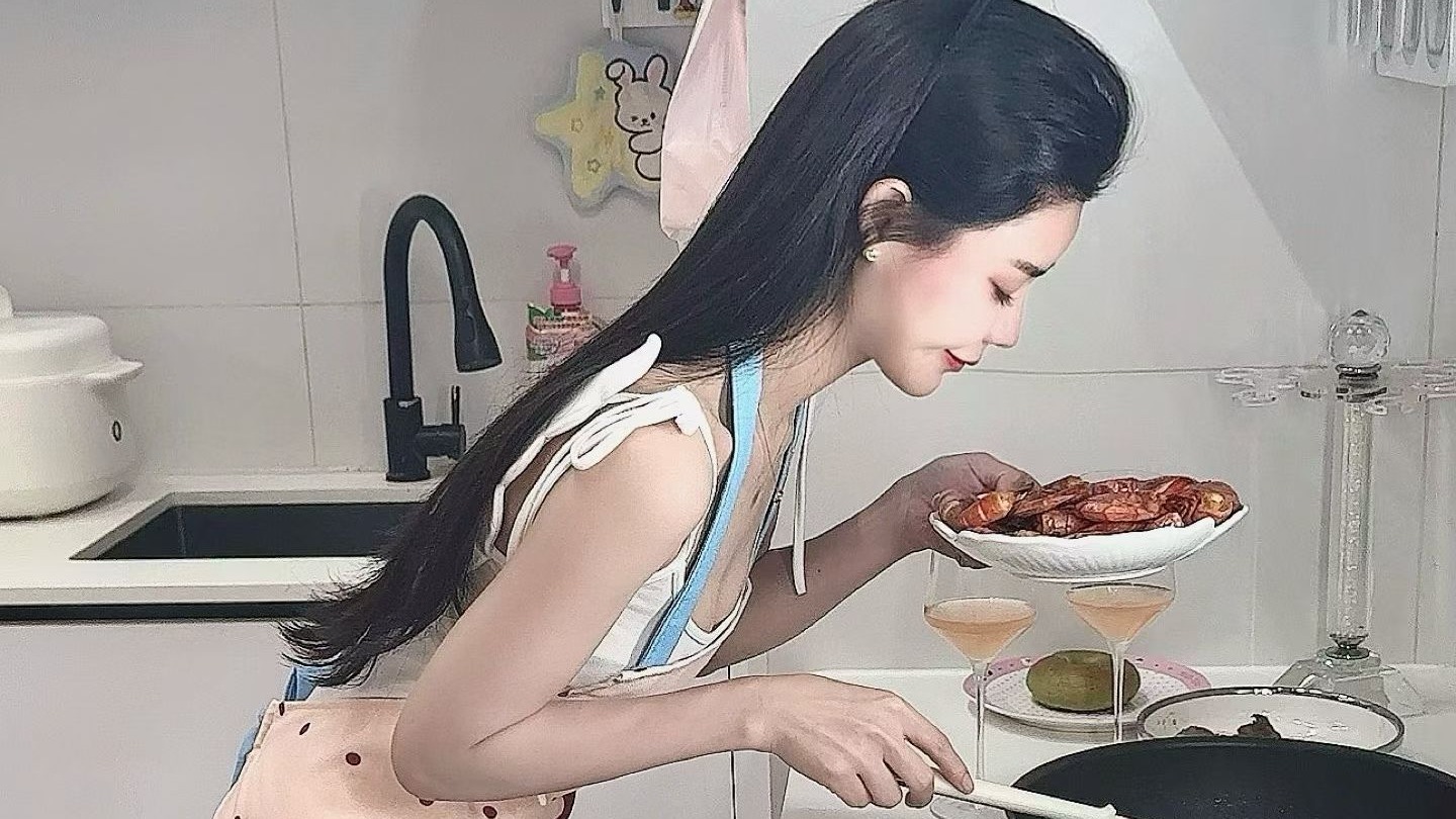 這句話道出了現代女人魅力的核心：外貌決定了第一眼的吸引力，但思維決定了留下來的長度。