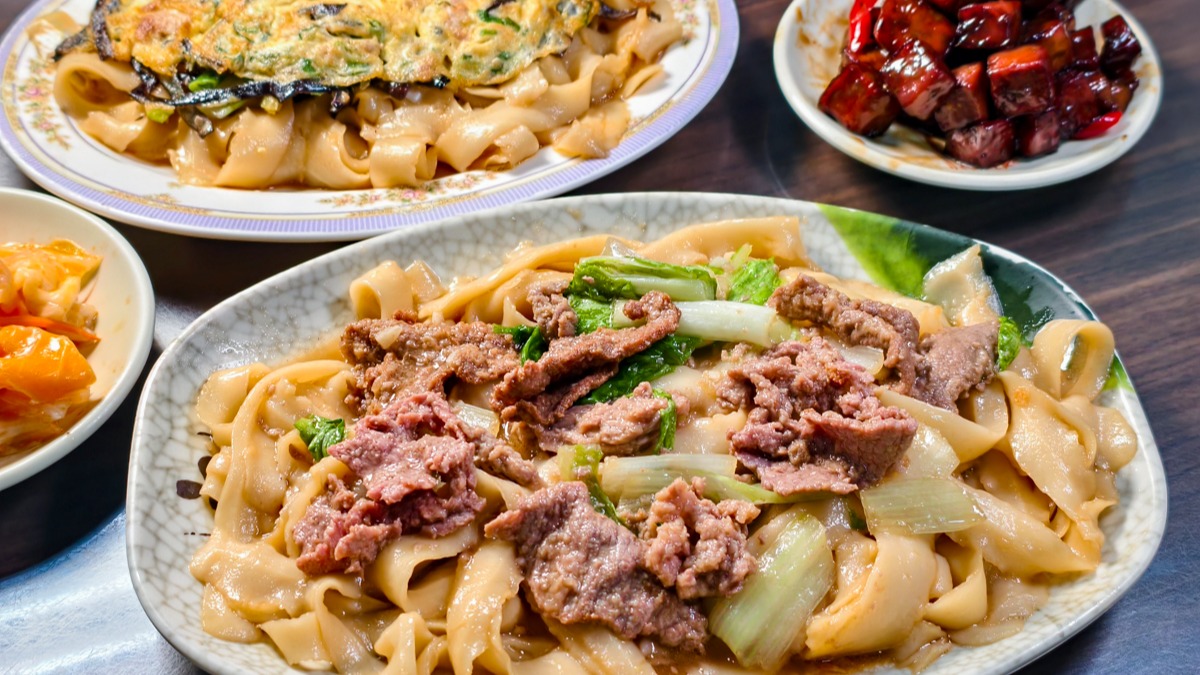高雄文藻商圈極具人氣的30年，在地老字號麵店是「子儀牛肉刀削麵」。