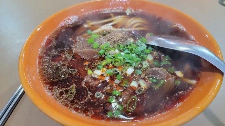 四川牛肉麵店，地址：新北市淡水區賢孝里淡金路四段526號，電話：（02）2801-3293