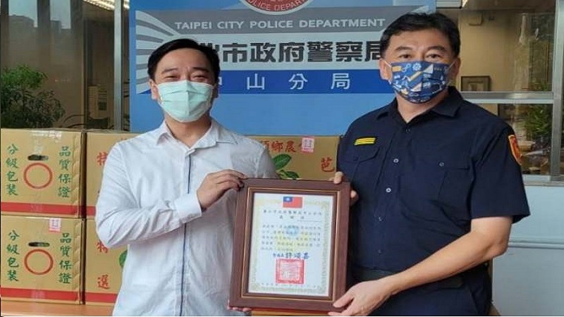 鼎盛國際影業董事長伍丞令熱心挺小農 購買農品致贈前線員警做公益