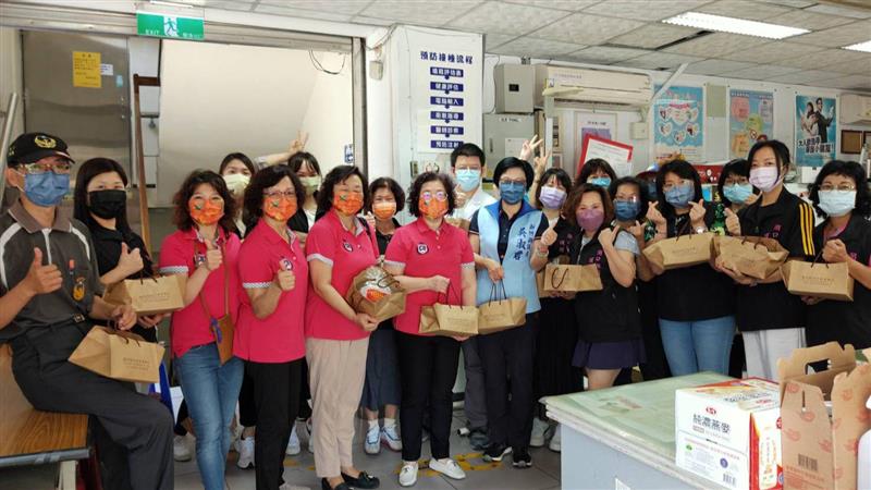 慰勞防疫最前線　縣長夫人親送手工麵包