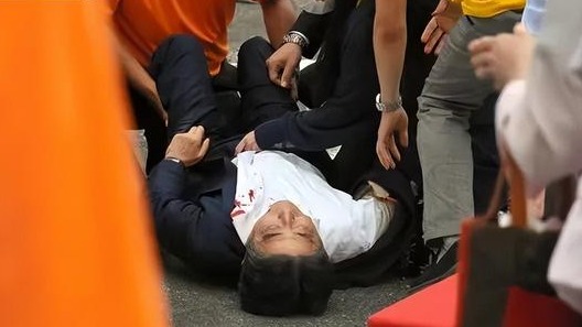 日本前首相安倍晉三在奈良演講時遇槍擊失去呼吸心跳搶救無效