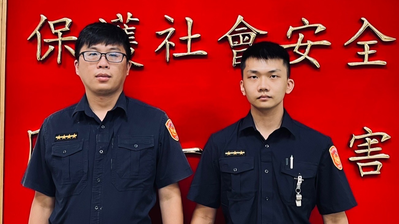 家長下車不慎將幼童反鎖車內 警消合力破窗救援
