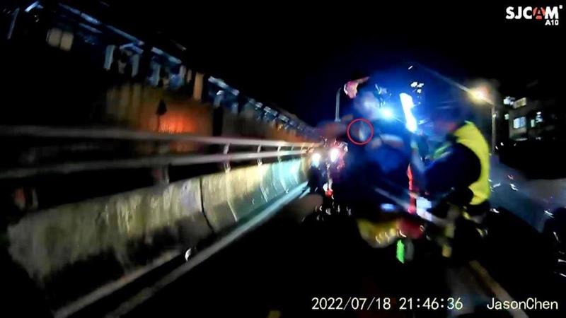 鐵證0.2秒全都錄 男子狡猾丟包拒捕 勇警無畏制伏送辦