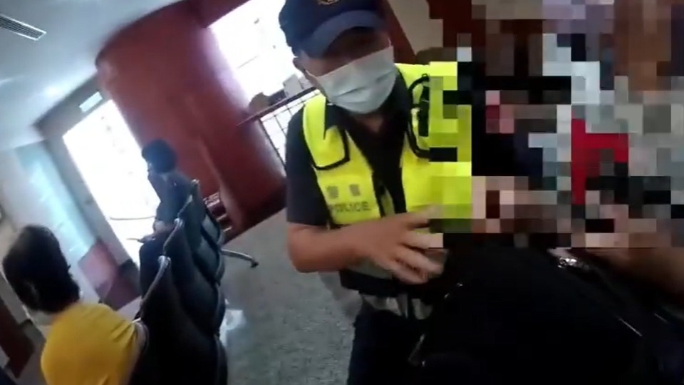 「聯合國女兵獻殷勤，古稀先生險破財」 士林警成功攔阻詐騙