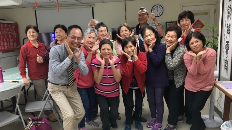 游岳寬老師銀髮族智慧手機教學達人 企業協會社區紛紛邀請演講傳授操作技法