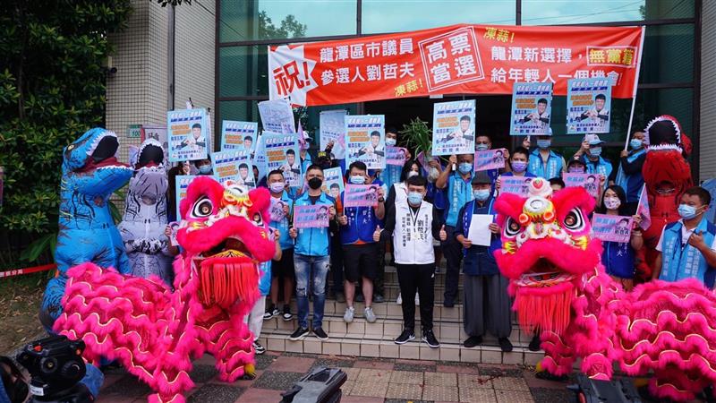龍潭區市議員無黨籍候選人劉哲夫背金虎爺登記參選  團隊堅強氣勢呼籲民意代表們讓龍潭動起來