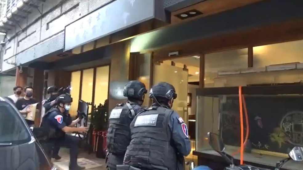 士林警直搗黑幫據點，幫派大哥夜市狼狽就逮 ，瓦解不法組織