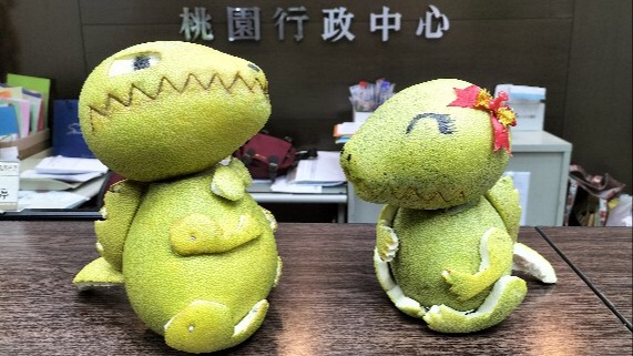 ‌【聖恩集團】桃園行政中心鄭美琴總監為了讓中秋節活動更添色彩，請李麗卿總監與夥伴們用柚子做創意造型非常有創意