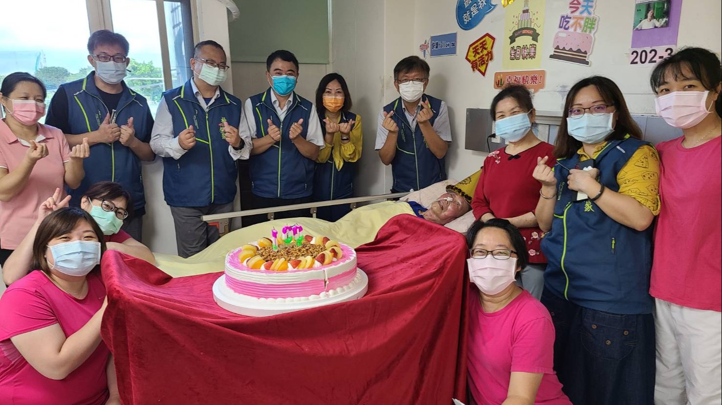 榮民胡明享過百歲 桃園榮家齊聚慶賀