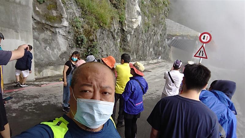 雙十連假第二天南橫公路天池向陽段落石 關山工務段人員表示10日上午持續暫時封閉