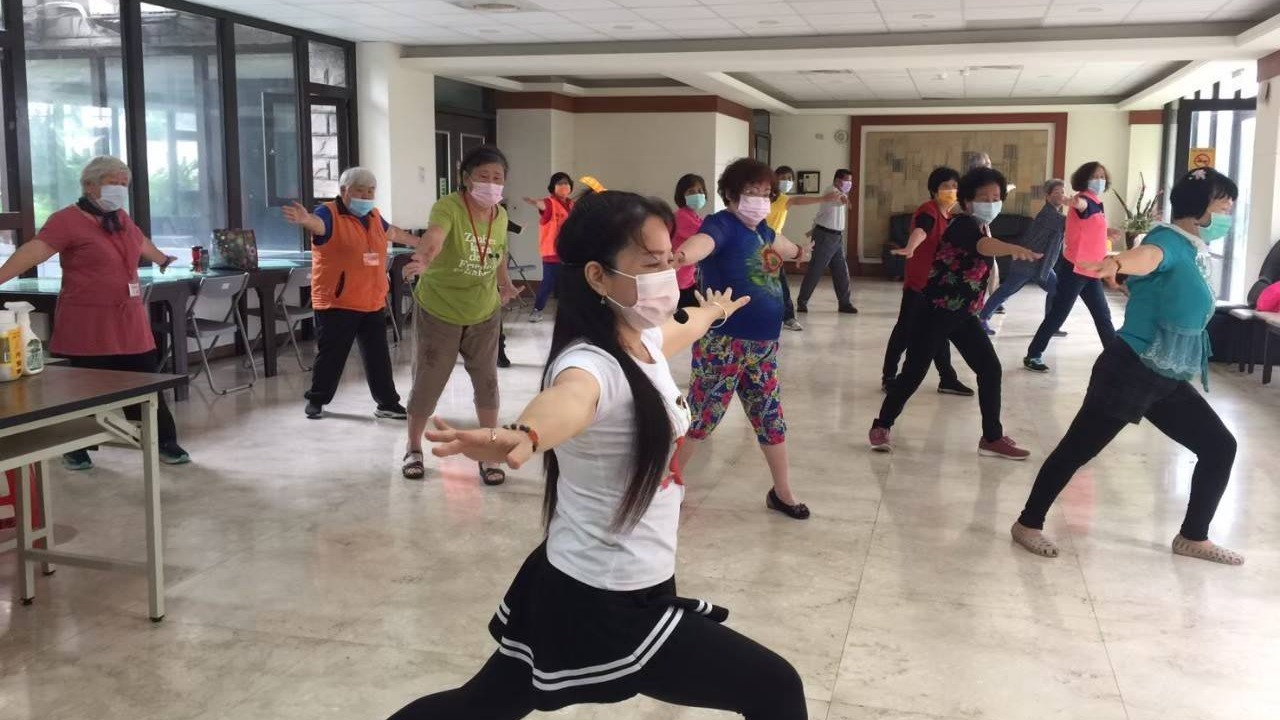 李麗虹老師將(懷舊歌曲)重新編舞，讓懷舊歌曲再次掀起一股熱潮，跟著耳熟能詳的音樂舞出健康舞出快樂。