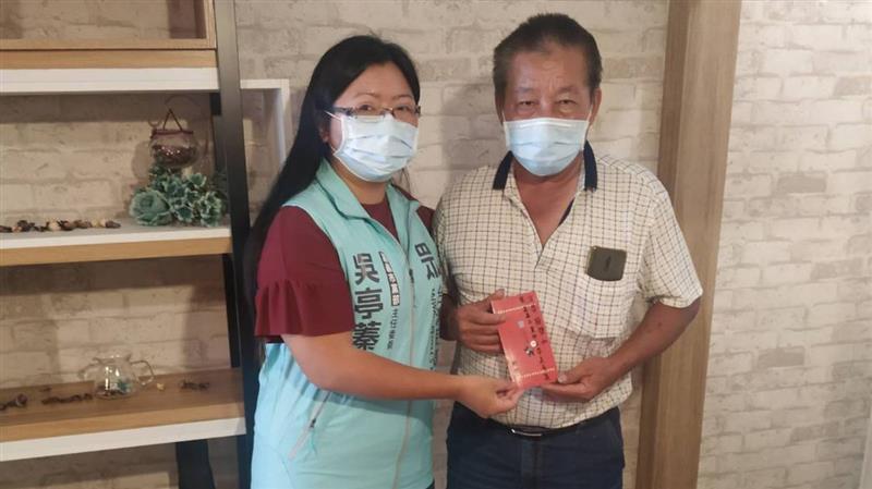 中正研究生接種高端疫苗後摔車昏迷 民眾黨嘉義市黨部 致贈慰問金
