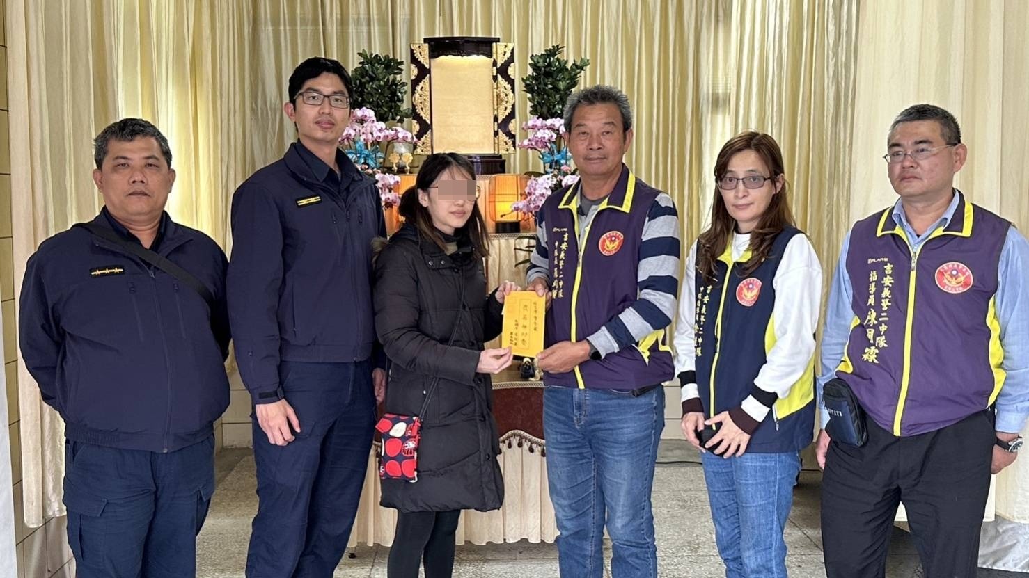 轉介善心人士愛心捐棺　鳳警偕同義警羅中隊長協助喪家圓滿後事